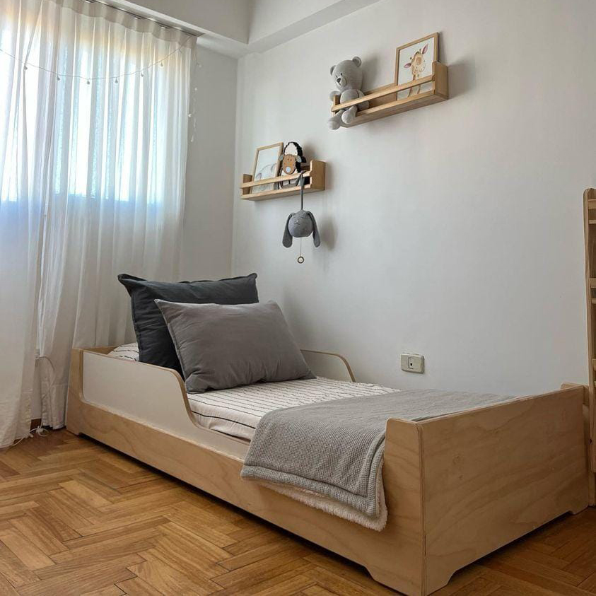 Cama Montessori Abelia en araucaria y melamina blanca junto a la ventana