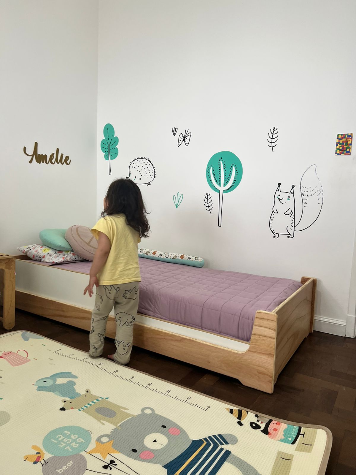 Cama Abelia con baranda blanca en habitación infantil con vinilos de bosque
