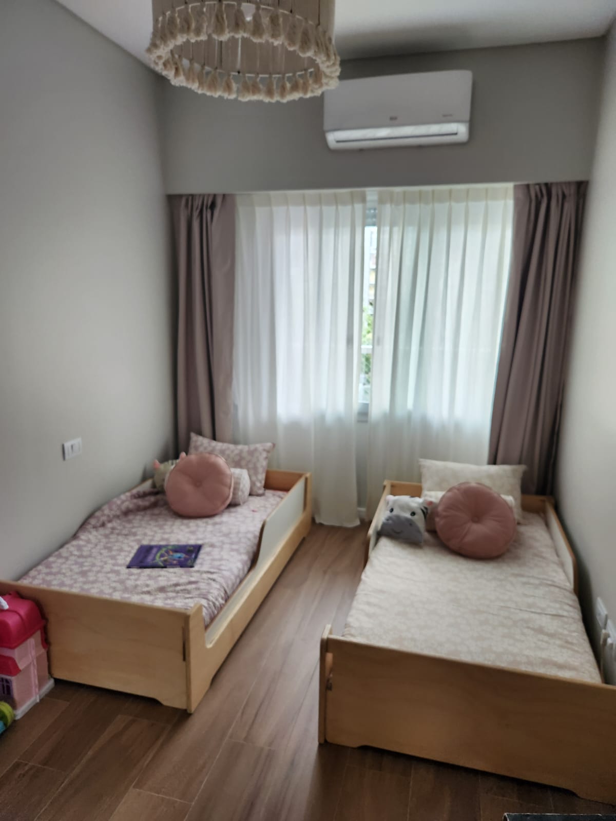 Dos camas Montessori Abelia en un cuarto compartido de hermanas
