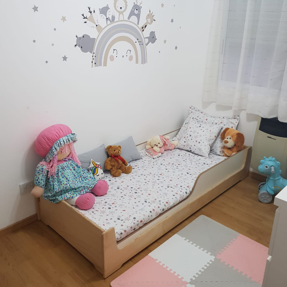 Cama Montessori Abelia en cuarto con vinilos de arcoíris y juguetes